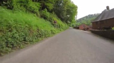 POV, İngiltere 'deki Exmoor Ulusal Parkı Somerset yollarından geçiyor. Arabanın önüne kamera yerleştirildi.