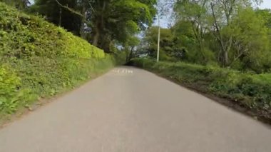 POV, İngiltere 'deki Exmoor Ulusal Parkı Somerset yollarından geçiyor. Arabanın önüne kamera yerleştirildi.