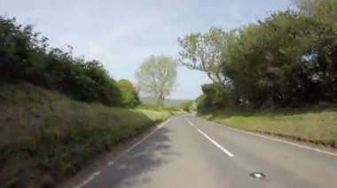 POV, İngiltere 'deki Exmoor Ulusal Parkı Somerset yollarından geçiyor. Arabanın önüne kamera yerleştirildi.