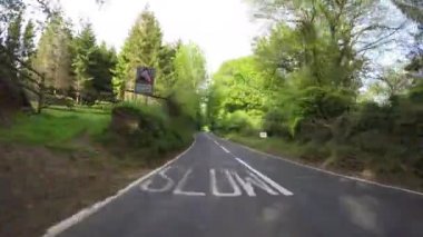 POV, İngiltere 'deki Exmoor Ulusal Parkı Somerset yollarından geçiyor. Arabanın önüne kamera yerleştirildi.