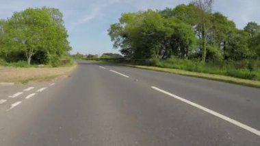 POV, İngiltere 'deki Exmoor Ulusal Parkı Somerset yollarından geçiyor. Arabanın önüne kamera yerleştirildi.