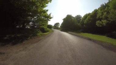POV İngiltere 'deki Quantock Tepeleri' nden geçiyor, koyunlar yolda