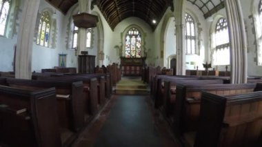 Selworthy, Somerset, İngiltere 'nin tepesindeki All Saints Kilisesi.