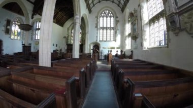 Selworthy, Somerset, İngiltere 'nin tepesindeki All Saints Kilisesi.