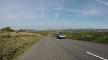 POV, İngiltere 'deki Exmoor Ulusal Parkı Somerset yollarından geçiyor. Arabanın önüne kamera yerleştirildi.