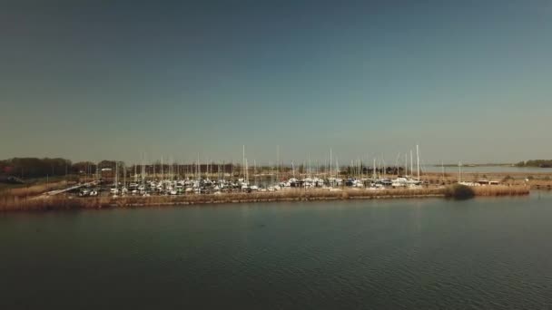 帆とモーターボートの両方の下にドッキングレクリエーションボートを示すマリーナの空中 — ストック動画