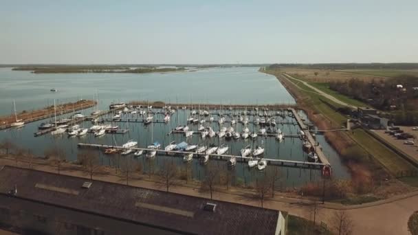 Antenne Des Yachthafens Zeigt Angedockte Sportboote Unter Segel Und Motorbooten — Stockvideo