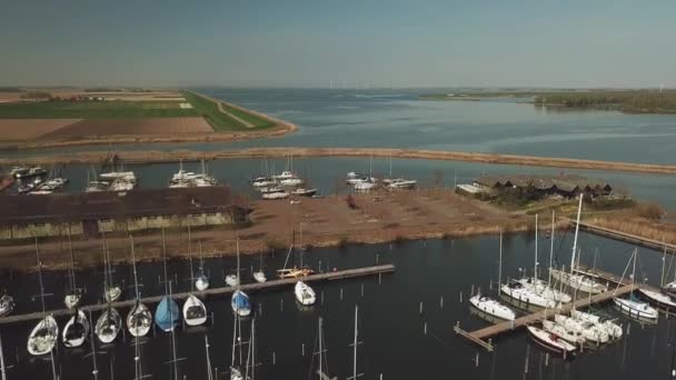 Aéreo Marina Mostrando Barcos Recreativos Atracados Abaixo Tanto Vela Barcos — Vídeo de Stock