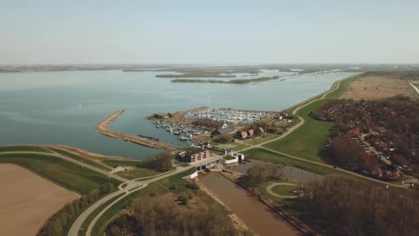 Antenne Des Yachthafens Zeigt Angedockte Sportboote Unter Segel Und Motorbooten — Stockvideo