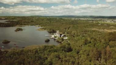Killarney 'deki Ross Castle, Kerry İrlanda Halkası, Aerial shot 4K, 25 fps, titreme yok