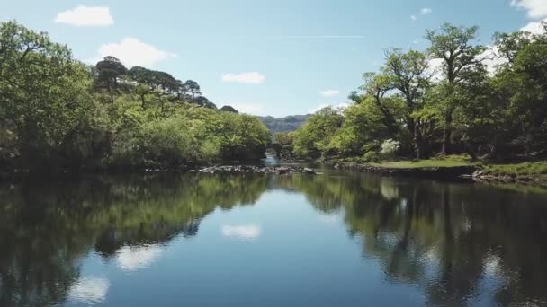 Old Weird Bridge est un ancien pont situé dans le parc national de Killarney dans le comté de Kerry, en Irlande.