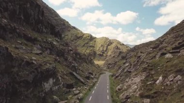 Kerry İrlanda 'nın Ballaghbeama Gap Halkası, Hava saldırısı 25 Fps, 4K, titreme yok.