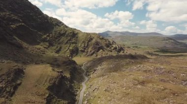 Kerry İrlanda 'nın Ballaghbeama Gap Halkası, Hava saldırısı 25 Fps, 4K, titreme yok.