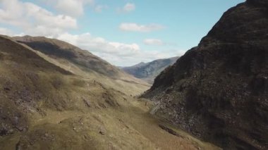 Kerry İrlanda 'nın Ballaghbeama Gap Halkası, Hava saldırısı 25 Fps, 4K, titreme yok.