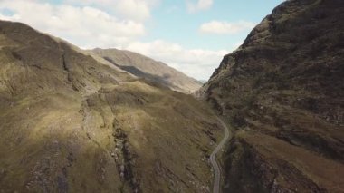 Kerry İrlanda 'nın Ballaghbeama Gap Halkası, Hava saldırısı 25 Fps, 4K, titreme yok.