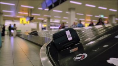 Bagaj taşıma bandı bagaj almak için Schiphol Havaalanı 'nda