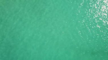 Derrynane Sahili 'nde okyanusun en yüksek dalgaları. İrlanda 'daki Kerry Halkası' ndaki Aerial, Caherdaniel 'in yanındaki yer. 4K, 25 fps, titreme yok.