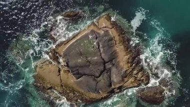 İrlanda 'da Derrynane Sahili Havalimanı' ndaki kaya ve dalgaların tepesinde. 4K 'da Kerry Halkası' nda. 25 fp, titreme yok.