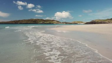 Derrynane Beach Havacılık İrlanda 'da Kerry Halkası' nda Caherdaniel 'in yanında. 4K, 25 fps, titreme yok.