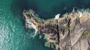 İrlanda 'da Derrynane Sahili Havalimanı' ndaki kaya ve dalgaların tepesinde. 4K 'da Kerry Halkası' nda. 25 fp, titreme yok.