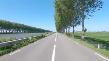 Asfalt yolda araba sürerken pov görüntüleri