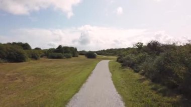 POV, Hollanda 'daki Schiermonnikoog adasında doğada bisiklet sürüyor.