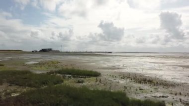 Schiermonnikoog Limanı ve Wadden Denizi alçak gelgitte