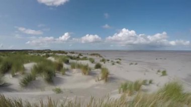Schiermonnikoog Plaj bulutları zaman tepeleri
