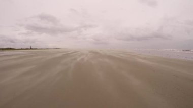 Hollanda 'daki Schiermonnikoog Plajında kum fırtınası