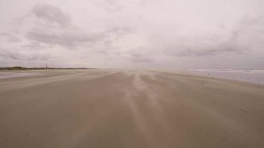 Hollanda 'daki Schiermonnikoog Plajında kum fırtınası