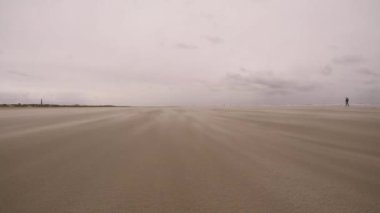 Hollanda 'daki Schiermonnikoog Plajında kum fırtınası