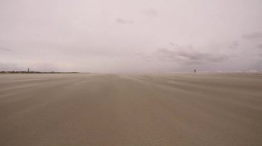 Hollanda 'daki Schiermonnikoog Plajında kum fırtınası