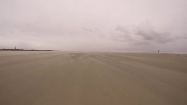 Hollanda 'daki Schiermonnikoog Plajında kum fırtınası