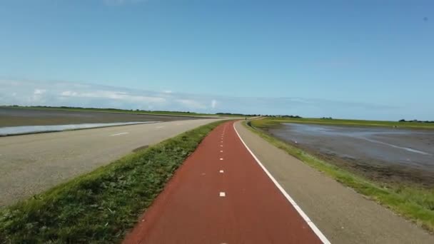 Pov Guida Strada Bicicletta Schiermonnikoog Harbor Nei Paesi Bassi — Video Stock