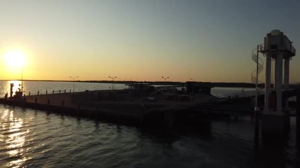 港のシルエットを持つSchiermonnikoog島から出航 — ストック動画