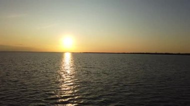 Wadden 'da gün batımında feribottan çekilen deniz kulesi.