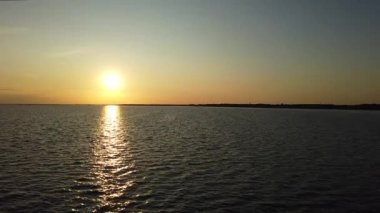 Wadden 'da gün batımında feribottan çekilen deniz kulesi.
