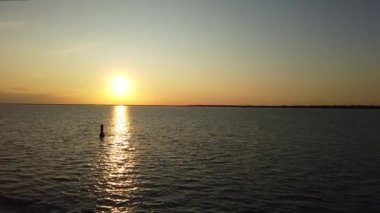 Wadden 'da gün batımında feribottan çekilen deniz kulesi görüntüleri.