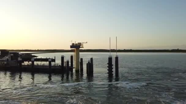 Plachtění Pryč Ostrova Schiermonnikoog Siluetou Přístavu — Stock video