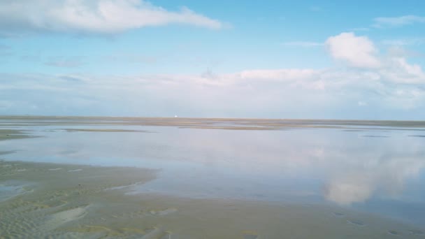 干潮時の雲の反射オランダの島Schiermonnikoogのワッデン海 — ストック動画