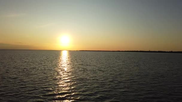 フェリーから撮影されたワッデン海での日没ドリーショット — ストック動画