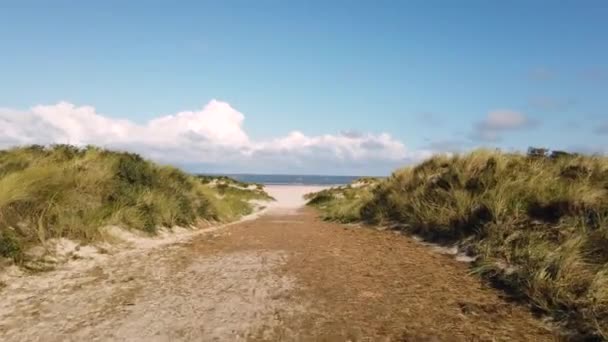 Hollanda Daki Schiermonnikoog Adasının Kumulları Arasındaki Deniz Girişi — Stok video