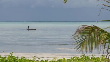 Zanzibar 'da teknedeki balıkçıların manzaralı görüntüleri