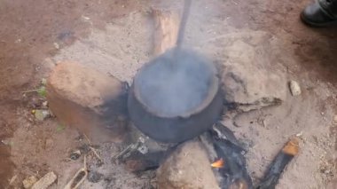 Afrika köyündeki kahve çekirdekleri hazırlama sürecinin yakın çekim görüntüleri.