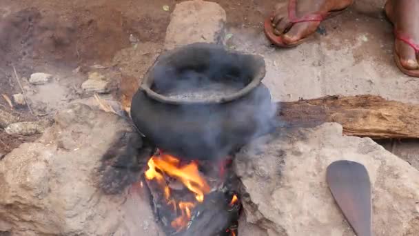 Lähikuvat Kahvipapujen Valmistusprosessista Afrikkalaisessa Kylässä — kuvapankkivideo