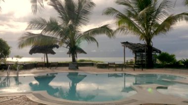 Sınırsız Kenarlı Deniz Manzaralı Yüzme Havuzu