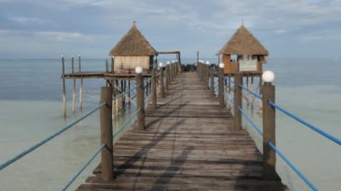 Hollanda 'daki Schiermonnikoog adasında bulut yansımaları ve büyük dalgalarla sahil ve deniz