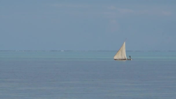 Szenische Aufnahmen Von Wunderschöner Landschaft Und Segelboot — Stockvideo