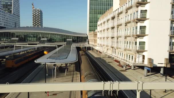 乌得勒支的现代化中央车站 进出列车 — 图库视频影像