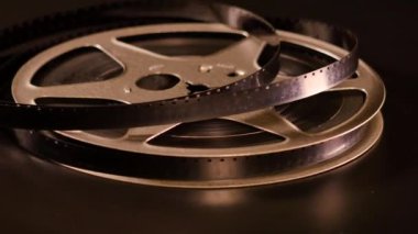 8mm film makarası siyah zemin üzerinde dönüyor 25fps 4K